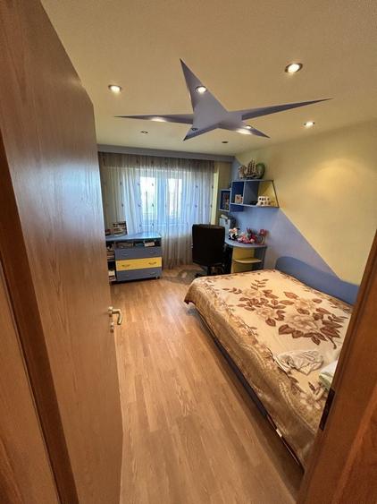 Apartament cu 4 camere decomandat în Tineretului