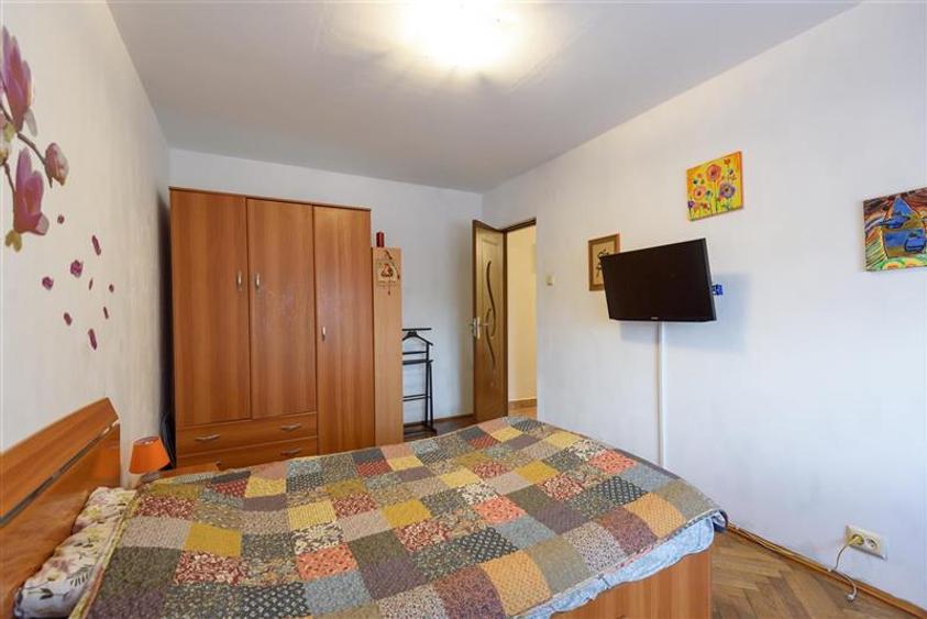 Apartament cu 4 camere semidecomandat, mobilat în Tractorul