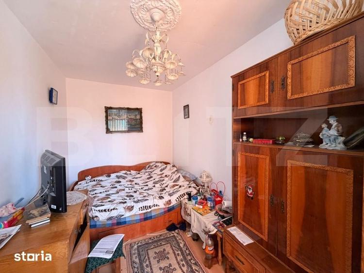 Apartament cu 3 camere semidecomandat în Craiovița Nouă