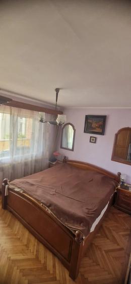 Apartament cu 3 camere decomandat în Est