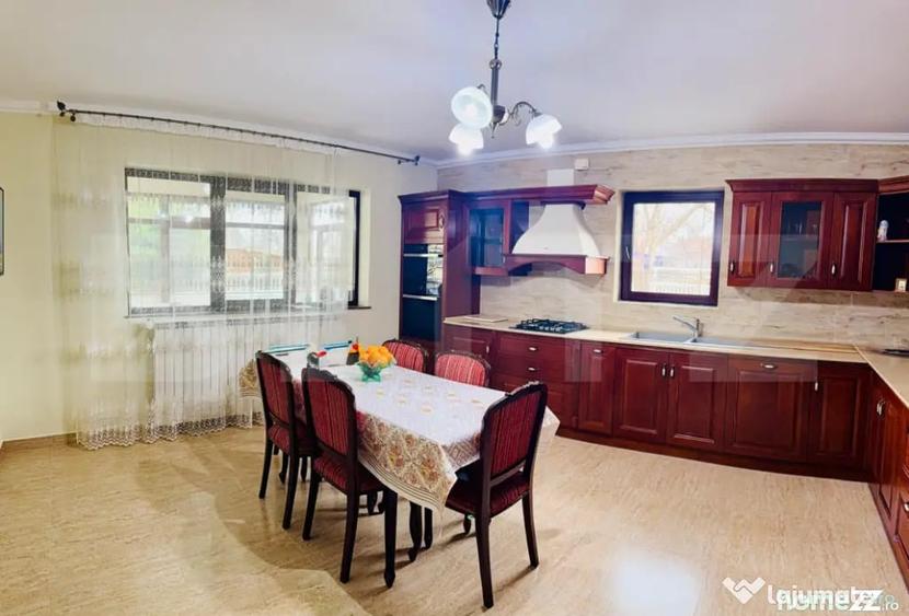 Casă cu 7 camere cu Teren 959 Mp în Central