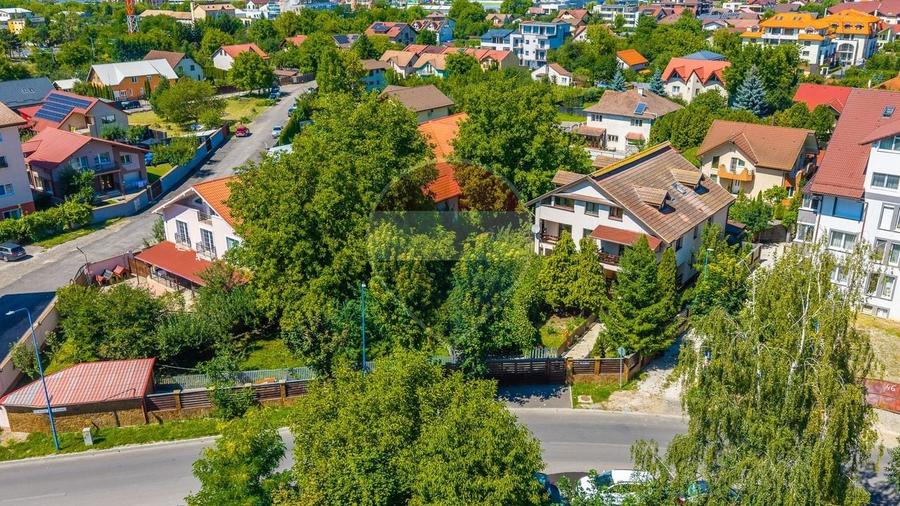 Casă individuală cu 7 camere cu Teren 1167 Mp în Tractorul