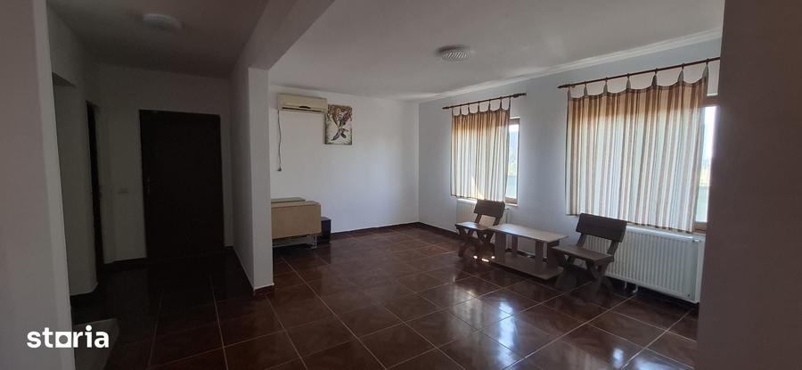 Casă cu 8 camere cu Teren 776 Mp în Central
