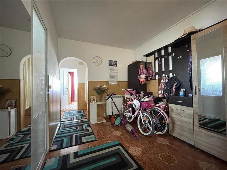 Apartament cu 3 camere decomandat, mobilat în Central