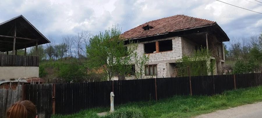 Casă cu 3 camere cu Teren 2000 Mp în Barza
