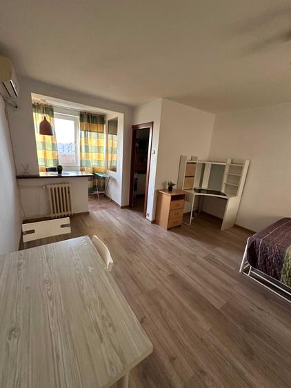 Garsonieră decomandată în Costin Georgian