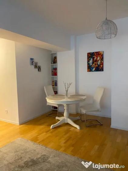 Apartament cu 3 camere semidecomandat în Băneasa