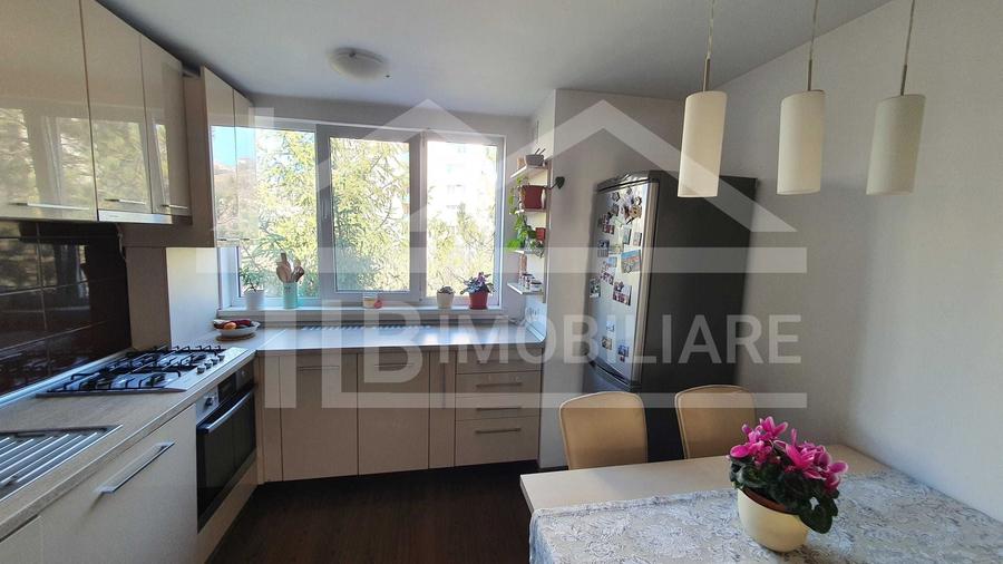Apartament cu 3 camere semidecomandat în Tudor