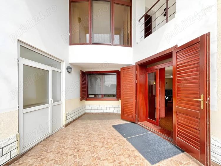 Casă cu 6 camere cu Teren 1244 Mp în Central