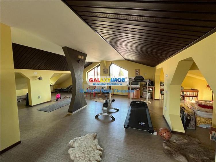 Casă cu 5 camere cu Garaj în Central