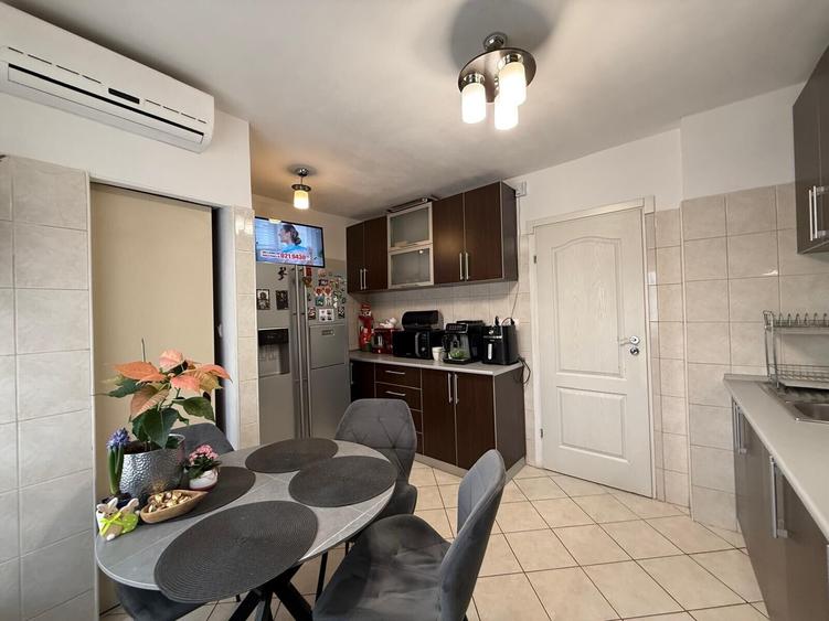 Apartament cu 4 camere semidecomandat, mobilat în Mihai Bravu