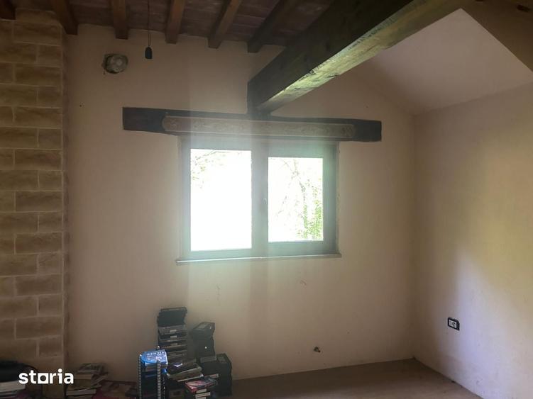 Casă cu 9 camere cu Teren 2342 Mp în Piatra Șoimului