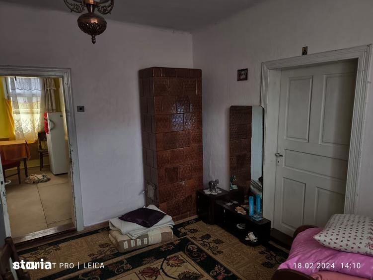 Casă cu 4 camere cu Teren 2414 Mp în Central