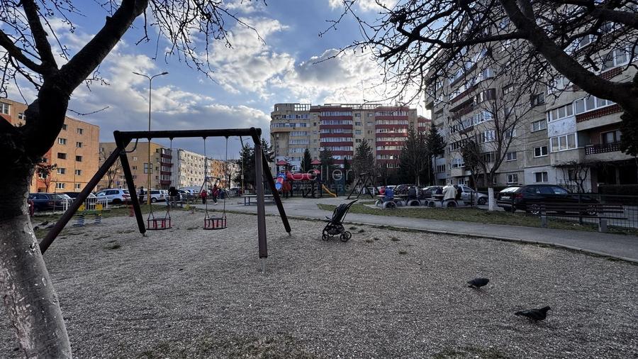 Apartament cu 3 camere decomandat, mobilat în Răcădău