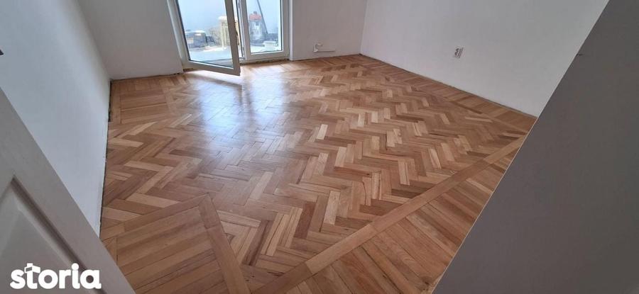 Apartament cu 3 camere în Tei