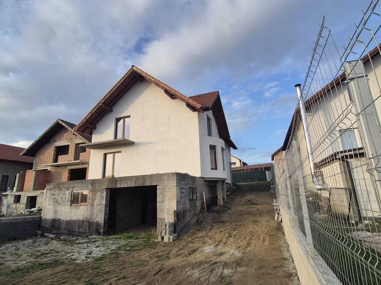 Casă cu 4 camere în Șura Mare