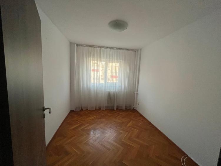 Apartament cu 3 camere semidecomandat în 1 Mai