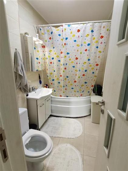 Apartament cu 4 camere semidecomandat în Colentina