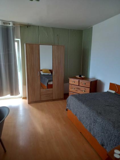 Garsonieră decomandată în Vest