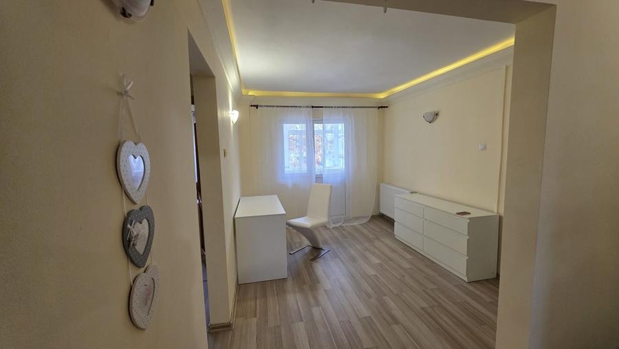 Apartament cu 4 camere decomandat în Casa de Cultură