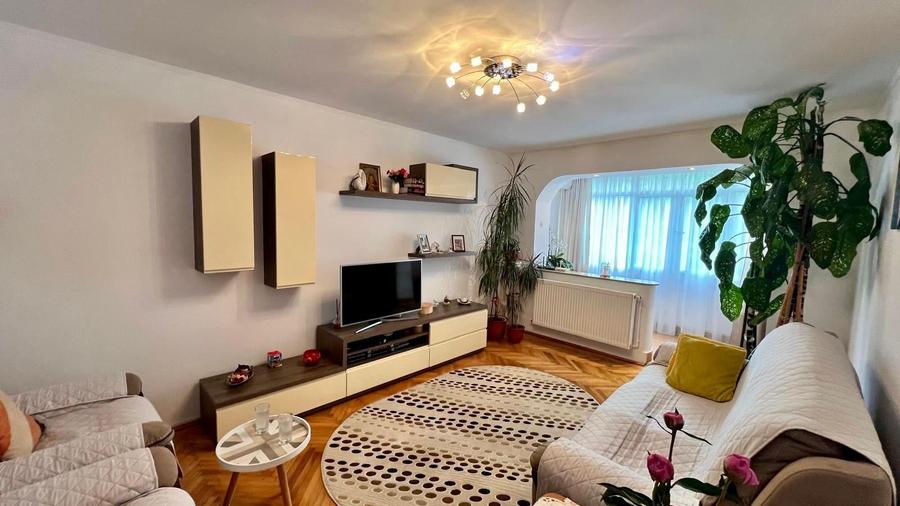 Apartament cu 4 camere decomandat, mobilat în Banat