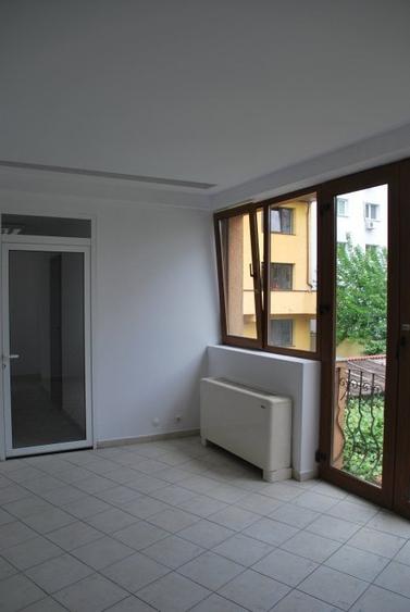 Casă cu 8 camere cu Teren 250 Mp în Domenii