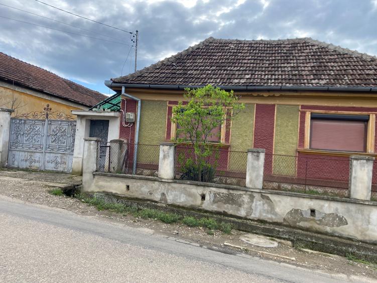 Casă cu 4 camere în Central