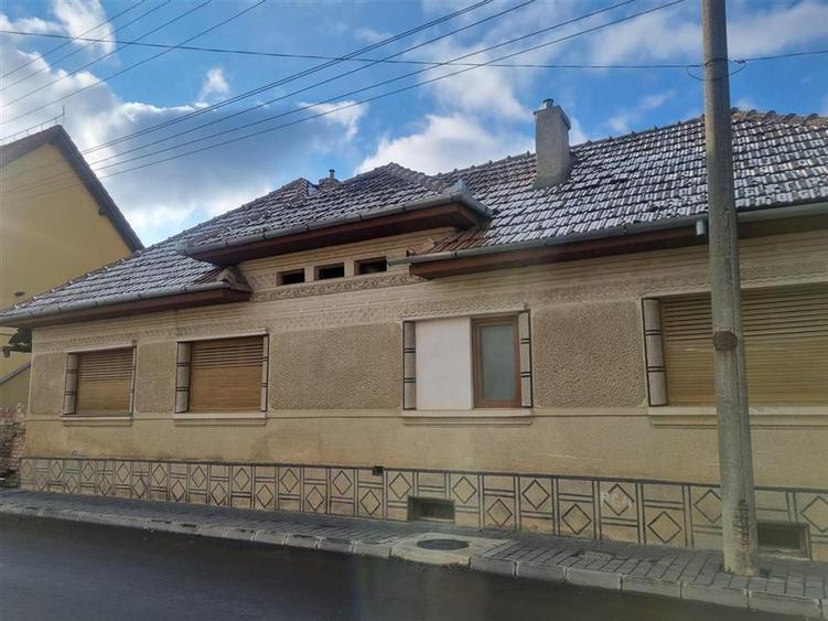 Casă individuală cu 5 camere cu Canalizare în Central