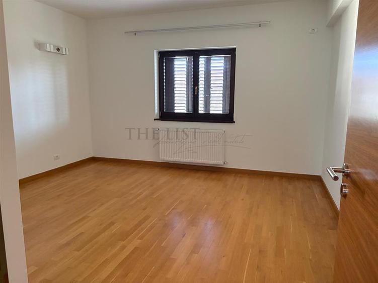 Casă individuală cu 7 camere cu Teren 1220 Mp în Pipera