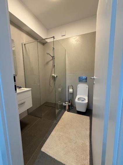 Apartament cu 3 camere semidecomandat, mobilat în Central