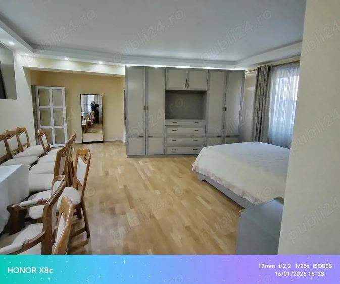Apartament cu 4 camere decomandat în Hala Centrală