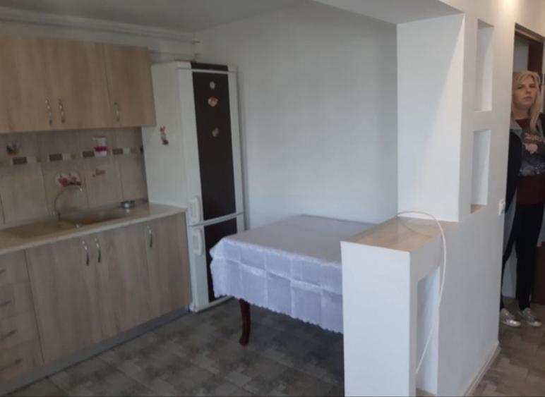 Apartament cu 3 camere decomandat în Lacu