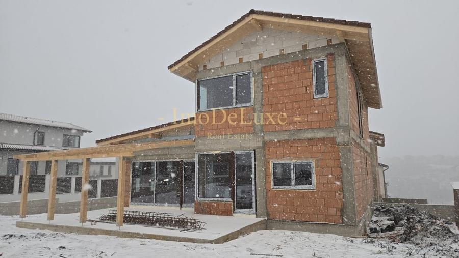 Casă individuală cu 4 camere cu Canalizare în Dezmir