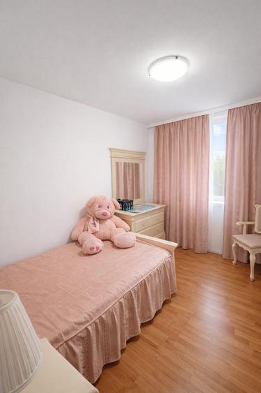 Apartament cu 3 camere decomandat, mobilat în Faleza Nord