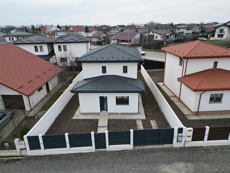 Casă individuală cu 4 camere cu Canalizare în Miroslava