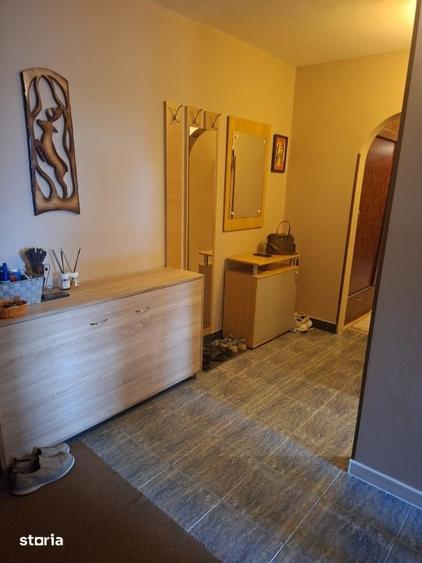 Apartament cu 3 camere decomandat în Craiovița Nouă