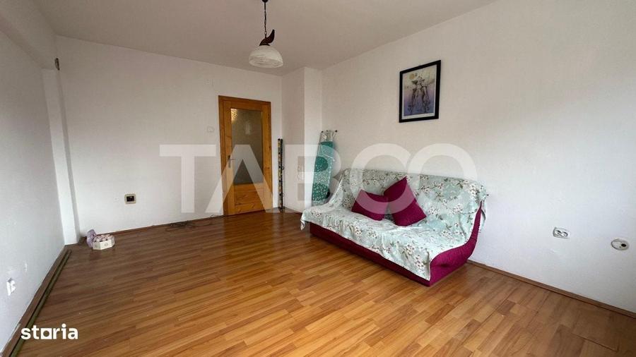 Apartament cu 3 camere decomandat în Turnișor