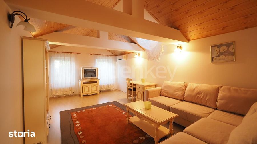 Casă cu 10 camere cu Teren 633 Mp în Central
