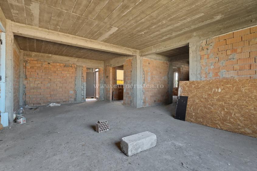 Casă cu 9 camere cu Teren 500 Mp în Costinești