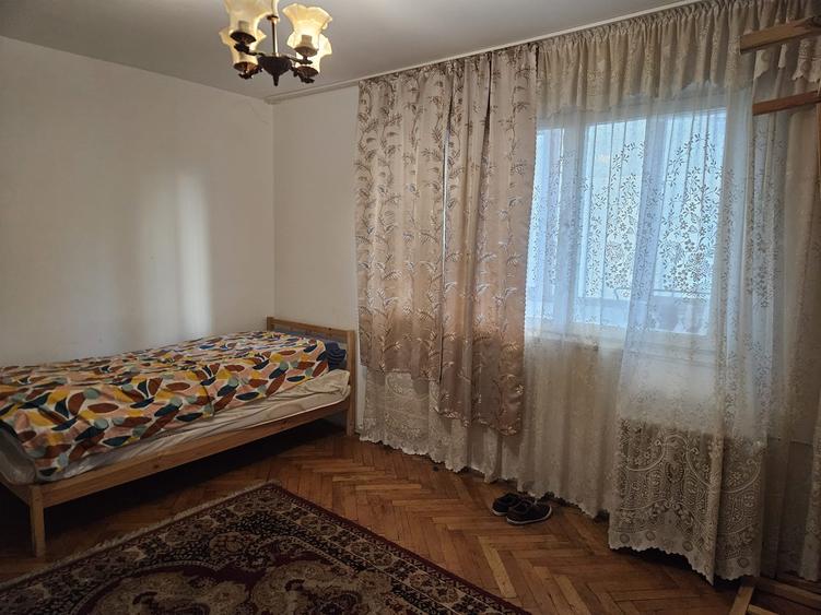 Apartament cu 3 camere semidecomandat, mobilat în Spitalul Județean
