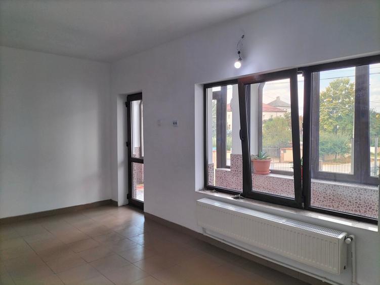 Spațiu comercial, de 160 mp, în Mioveni