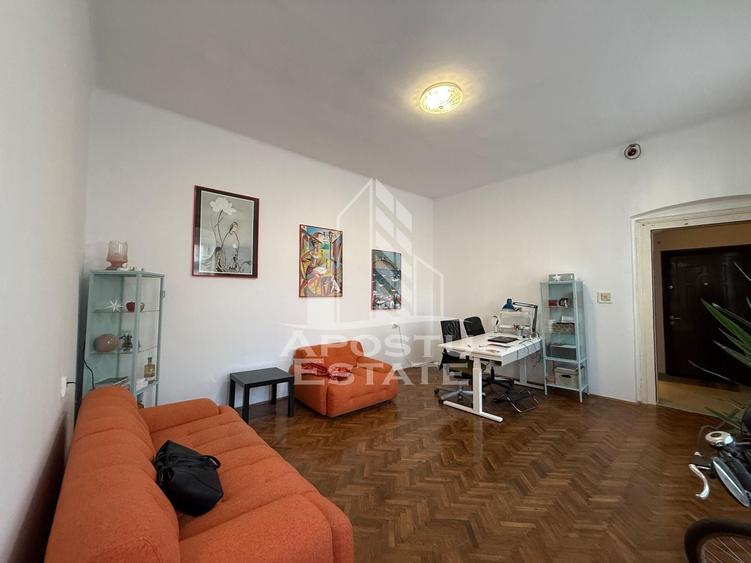Apartament cu 3 camere semidecomandat, mobilat în Sinaia