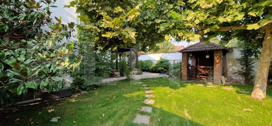Casă individuală cu 7 camere cu Teren 700 Mp în Bordei