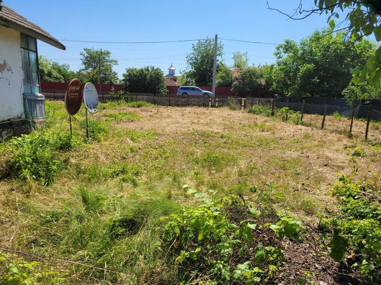 Teren de 2300 mp, în Livada