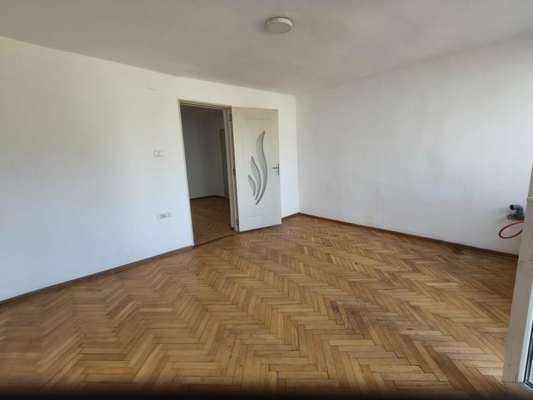 Casă individuală cu 5 camere cu Canalizare în Lunei