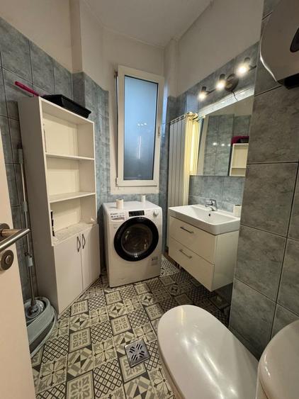 Apartament cu 3 camere semidecomandat în P-ța Victoriei