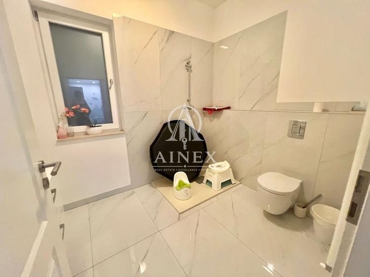 Casă individuală cu 8 camere cu Canalizare în Dumbrăvița