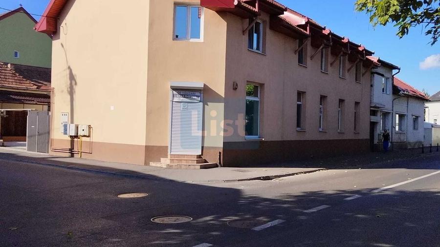 Casă cu 9 camere cu Canalizare în Central