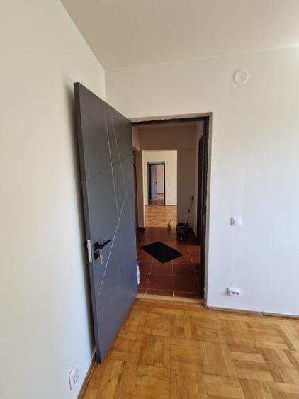 Apartament cu 3 camere în Costin Georgian