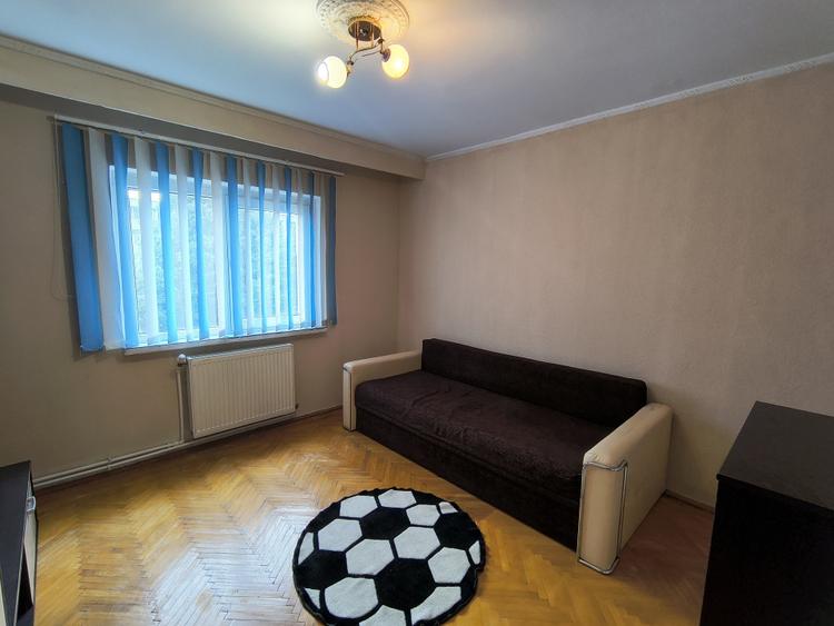 Apartament cu 3 camere decomandat, mobilat în